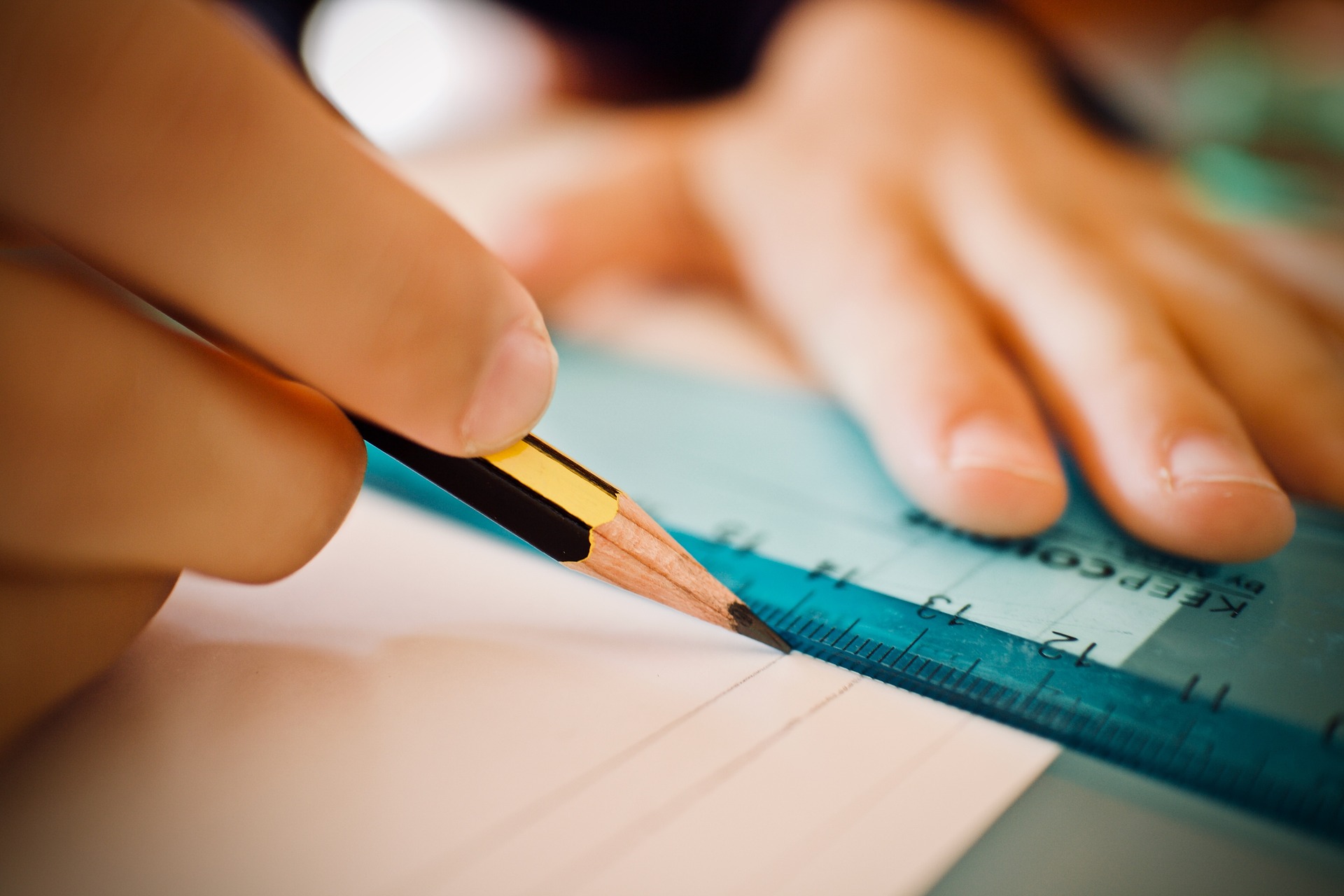 Lineal mit einem Bleistift