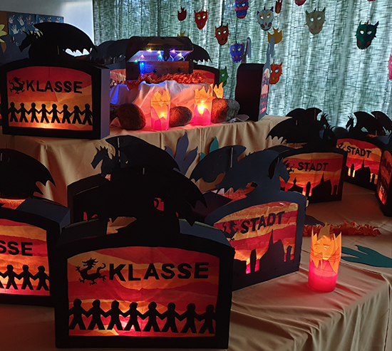 Verschiedene Laternen des Martinsbasars