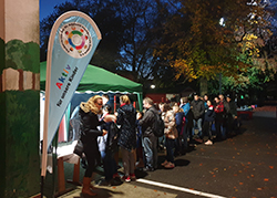 Kleiner Martinsbasar mit Besuchern