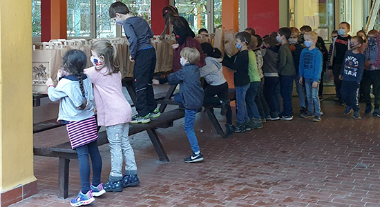 Schulkinder holen sich die Martinstüte ab.