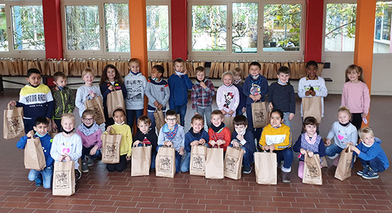 Kinder mit ihren Martinstüten