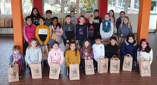 Kinder mit ihren Martinstüten